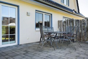 Outdoor dining - Holiday Home 'Ferienhaus Strandperle' with Private Terrace, Private Garden and Wi-Fi (Ostseebad Zingst)