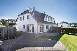 Exterior - Holiday Home 'Ferienhaus Strandperle' with Private Terrace, Private Garden and Wi-Fi (Ostseebad Zingst)
