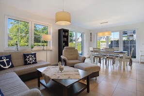 TV, fireplace - Holiday Home 'Ferienhaus Strandperle' with Private Terrace, Private Garden and Wi-Fi (Ostseebad Zingst)