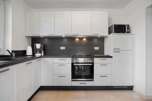 Fridge, microwave, oven, stovetop - Holiday Home 'Ferienhaus Strandperle' with Private Terrace, Private Garden and Wi-Fi (Ostseebad Zingst)