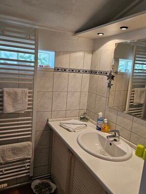 Dusche, kostenlose Toilettenartikel, Haartrockner, Handtücher