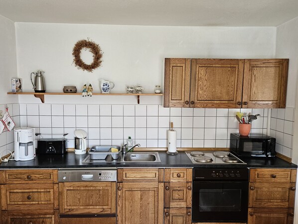 Jääkaappi, mikroaaltouuni, uuni, liesi