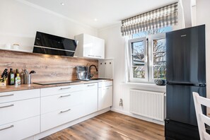 Frigorífico, microondas, horno y placa de cocina