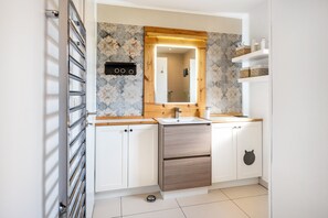 Ducha, secador de pelo, toallas