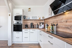 Refrigerador, microondas, horno, placa de cocina