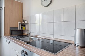 Fridge, oven, stovetop, dishwasher