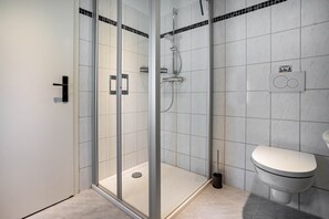 Een douche, handdoeken