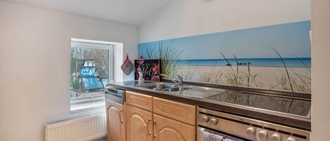 Een koelkast, een magnetron, een oven, een kookplaat