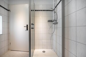 Shower, towels - Bright Apartment in the Five Lakes Region (Fünfseen Ot Petersdorf)