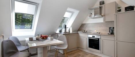 Réfrigérateur, four à micro-ondes, un four, surface de cuisson