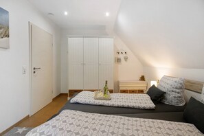 Ein Schlafzimmer mit Bett, Nachttisch und Kleiderschrank.