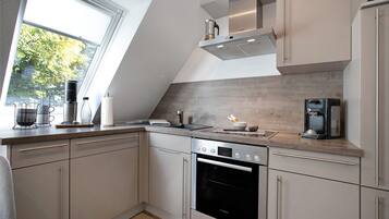 Køleskab, mikrobølgeovn, ovn, kogeplade