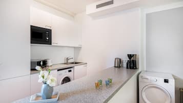 KylskÄp, mikrovÄgsugn, ugn och spishÀll