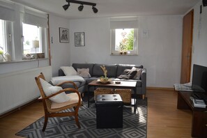Een televisie en een stereo