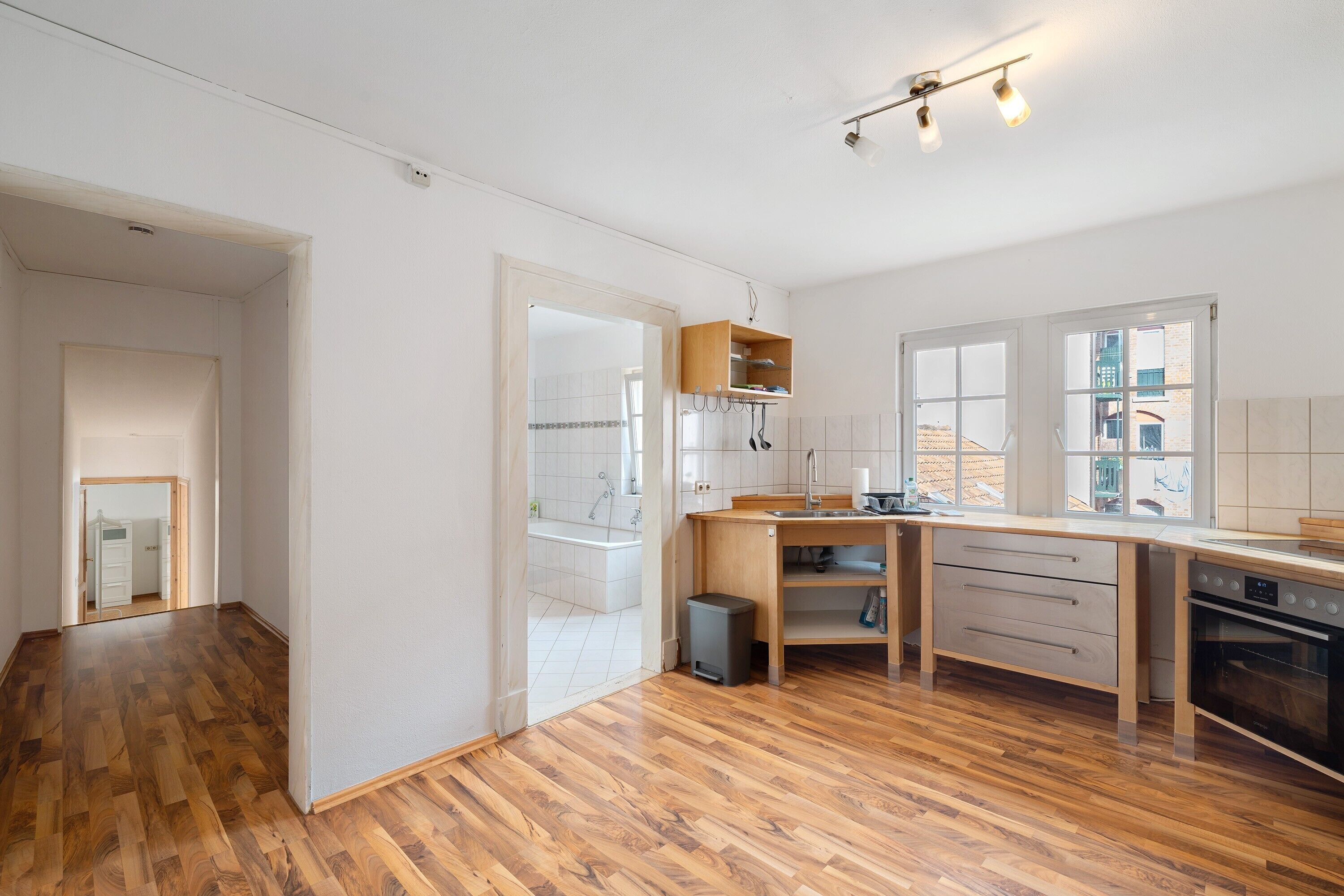 Kühlschrank, Herdplatte, Wasserkocher, Kochgeschirr/Geschirr/Besteck