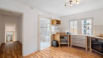 Kühlschrank, Herdplatte, Wasserkocher, Kochgeschirr/Geschirr/Besteck