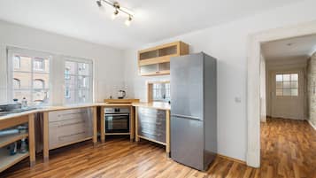 Fridge, stovetop, electric kettle, cookware/dishes/utensils