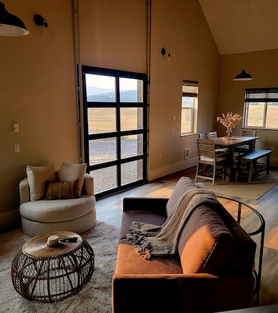 Smart TV, fireplace. Brand New Luxury Barndominium close to Lake Coeur d'Alene Sun Up Bay