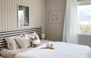 3 bedrooms, free WiFi, bed sheets - Gorgeous home in Sørbøvågen with WiFi (Sørbøvågen)