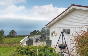 Outdoor dining - Gorgeous home in Sørbøvågen with WiFi (Sørbøvågen)