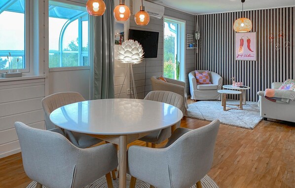 Interior - Gorgeous home in Sørbøvågen with WiFi (Sørbøvågen)