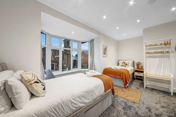 4 bedrooms, iron/ironing board, WiFi, bed sheets