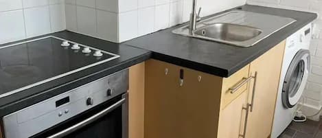 Køleskab, ovn, kogeplade, brødrister