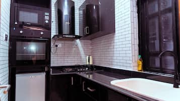 Frigorifero, microonde, forno, piano cottura