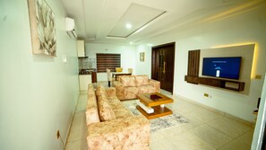 TV - 1-Bedroom Flat - Sleeps 3 - Pool - Spa - Parking (Lagos)