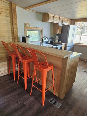 Fridge, microwave, oven, stovetop - Hot tub, boat dock and lakeside with this snug small cabin. TINY BEDROOMS (Eucha)