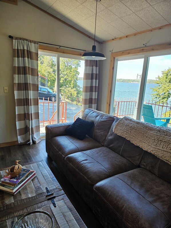 Smart TV, books - Hot tub, boat dock and lakeside with this snug small cabin. TINY BEDROOMS (Eucha)