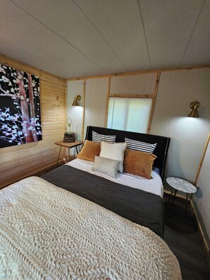 2 bedrooms, desk, iron/ironing board, free WiFi - Hot tub, boat dock and lakeside with this snug small cabin. TINY BEDROOMS (Eucha)