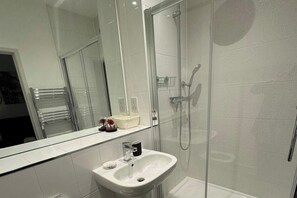 Douche, serviettes fournies