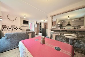 Dining - Holiday Home 'Pays De L'ours - Pyrénées' with Mountain View, Private Terrace and Wi-Fi (Melles)