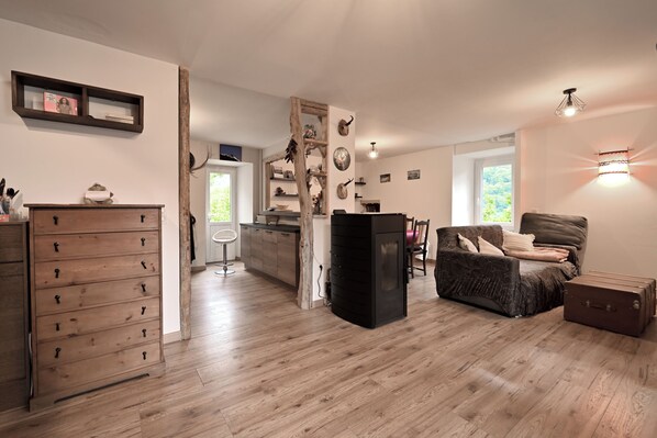 Interior - Holiday Home 'Pays De L'ours - Pyrénées' with Mountain View, Private Terrace and Wi-Fi (Melles)