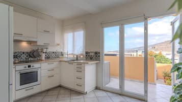 Réfrigérateur, micro-ondes, four, cafetière/bouilloire