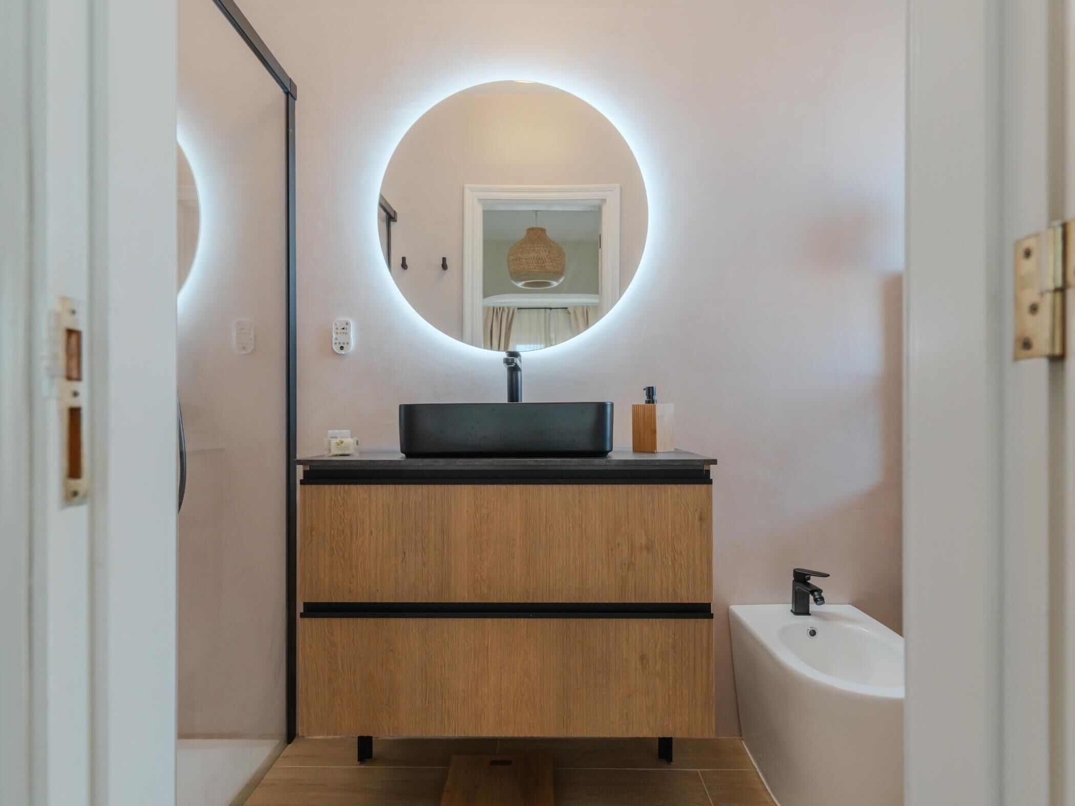 Douche, sèche-cheveux, serviettes fournies