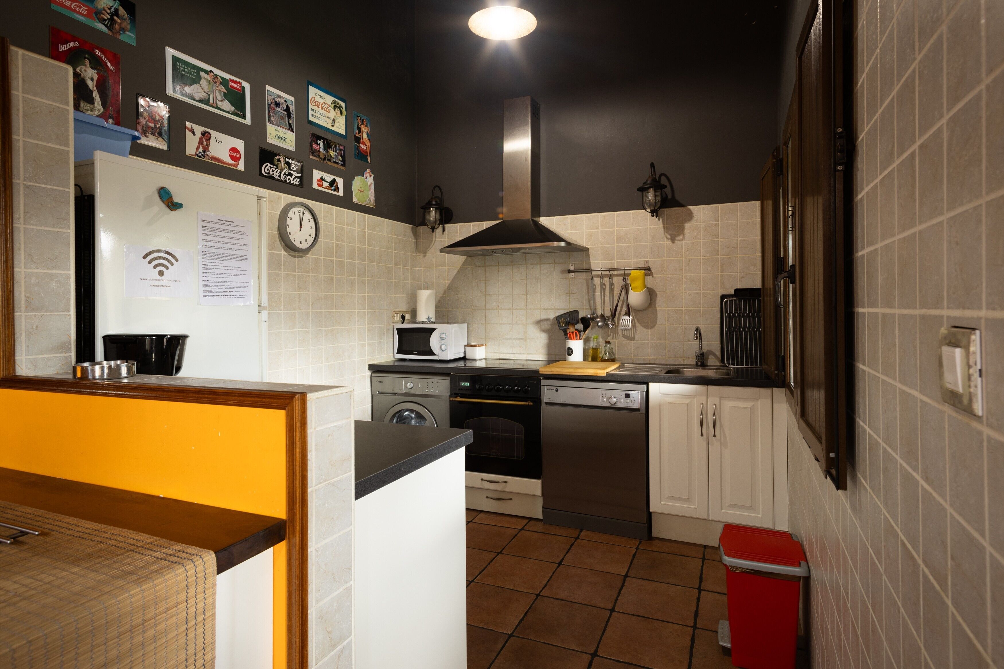 Kylskåp, mikrovågsugn, ugn och spishäll