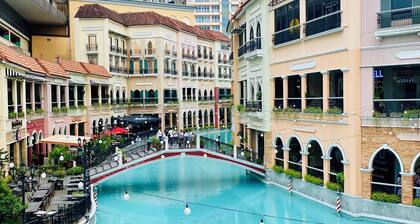 Cozy 2-bedroom condo in charming BGC Taguig with AC, WiFi Netflix WashingMachine