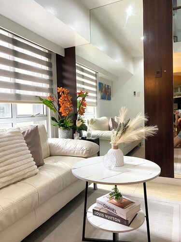 Cozy 2-bedroom condo in charming BGC Taguig with AC, WiFi Netflix WashingMachine