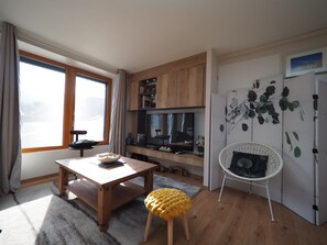 TV - Apartment 'La Grange' with Mountain View, Private Garden and Wi-Fi (Cazeaux-de-Larboust)