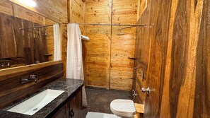 Douche, articles de toilette gratuits, chaussons, serviettes fournies