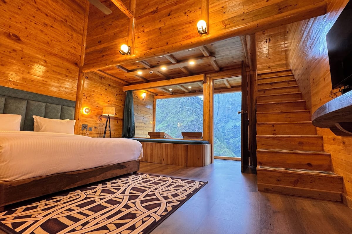 Suite studio luxueuse, vue sur la montagne | Bureau, espace de travail pour ordinateurs portables
