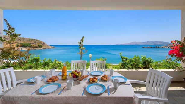 Una mesa lista para el desayuno con vistas al mar.