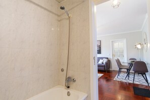 Een douche, een haardroger, handdoeken, zeep