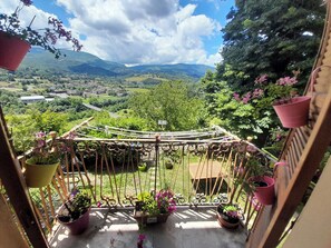 Property grounds - Apartment 'La Vista Sul Castello' with Mountain View, Wi-Fi and Air Conditioning (Compiano)