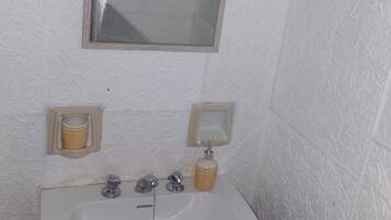 Suihku, hiustenkuivaaja, pyyhkeet