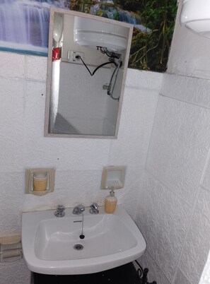 Chuveiro, secador de cabelo, toalhas de banho 