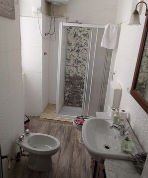Dusche, Haartrockner, Handtücher