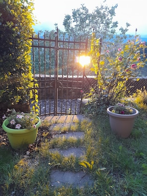 A garden gate with a view of a mountainous landscape. - Apartment 'La Vista Sul Castello' with Mountain View, Wi-Fi and Air Conditioning (Compiano)